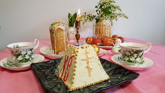 temakage, kopper, te, påske, kage, lys, bord, æg, påske kage, Kristus er steget, mad, køkken, ferie, mad og drikke, plade, fest, ingen mennesker, studio skud, kulturer, friskhed, indendørs, klar til at spise, grøntsag, sund kost, plante, stilleben, velvære, kød, glas, frugt, brød, natur, blomst, fristelse, snack, 5K, CC0, offentligt domæne, royaltyfrie