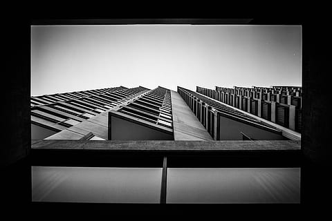 cuc, eyeview, edifici de diversos pisos, fotografia en escala de grisos, digital, fons de pantalla, visor, blanc i negre, arquitectura, escena urbana, monocroma, cap gent, color negre, estructura construïda, a l'interior, dia, filtre de producció automàtica, transferir impressió, cel, escala, barana, vista d’angle baix, cel clar, edifici, naturalesa, ciutat, vinyeta, en fila, directament a sota, 4K, CC0, domini públic, lliure de regalies