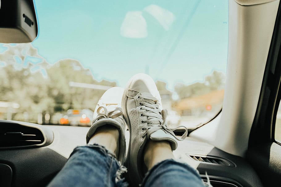osoba, odpočívá, nohy, palubní desku, nošení, bílý, obuv, horní, Černá, palubní desky vozidla, boty, pomlčka, auto, interiér, uvnitř, slunečního světla, nahoru, řídit, přístrojová deska, cestovat, silnice, dívka, prozkoumat, sobota, řízení, výlet, adida, vinobraní, způsob dopravy, přeprava, nízká sekce, část lidského těla, lidská noha, interiér vozidla, motorové vozidlo, jedna osoba, část těla, osobní perspektivy, pozemního vozidla, interiér vozu, skutečných lidí, sklo - materiál, životního stylu, džíny, venku, lidská končetina, 2K