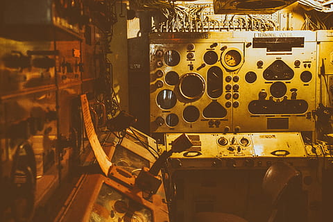 intérieur, salle de contrôle, vieux, bateau de guerre, image, pris, vieille marine, navire de guerre, bateau, chantier naval de Chatham, kent, Angleterre, divers, La technologie, équipement, industrie, personne, fermer, Panneau de contrôle, à l'intérieur, contrôle, machinerie, transport, mode de transport, style rétro, partie machine, intérieur du véhicule, métal, obsolète, l'histoire, le passé, équipement industriel, équipement électrique, 4K, CC0, domaine public, libre de droits