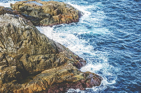 antenne, foto, golven, spatten, rotsachtig, berg-, uitzicht, groen, grijs, lichaam, water, rots, oceaan, klif, wolk, kust, zee, kust-, baai, steen, kustlijn, zonnig, wafe, rock - object, solide, beweging, schoonheid in de natuur, rotsformatie, strand, geen mensen, Golf, land-, hoge hoekmening, sport, natuur, dag, aquatische sport, scenics - natuur, buitenshuis, kracht in de natuur, rotsachtige kustlijn, breken, raken, uitgehold, 4K, CC0, publiek domein, royaltyvrij