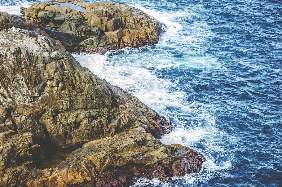antenne, foto, golven, spatten, rotsachtig, berg-, uitzicht, groen, grijs, lichaam, water, rots, oceaan, klif, wolk, kust, zee, kust-, baai, steen, kustlijn, zonnig, wafe, rock - object, solide, beweging, schoonheid in de natuur, rotsformatie, strand, geen mensen, Golf, land-, hoge hoekmening, sport, natuur, dag, aquatische sport, scenics - natuur, buitenshuis, kracht in de natuur, rotsachtige kustlijn, breken, raken, uitgehold, 4K