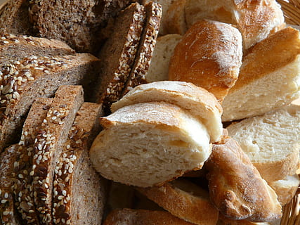 geschnittenes gebackenes Brot, Brot, Frühstück, Brotkorb, Essen, Lebensmittel, gesund, Weißbrot, Weizenvollkornbrot, Essen und Trinken, Frische, gebacken, Nahansicht, keine Leute, drinnen, Stillleben, ein Leib Brot, braun, hausgemacht, Gruppe von Objekten, fertig für den Verzehr, Fokus auf den Vordergrund, große gruppe von gegenständen, Vollbild, High Angle View, Hintergründe, Fülle, französisches Essen, Snack, 2K, CC0, gemeinfrei, lizenzfrei