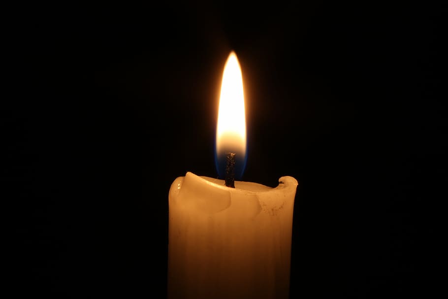 espelma en blanc, espelmes, vela, llum, flama, foc - fenomen natural, cremant, fosc, cera, brillant, nit, religió, espiritualitat, foc, calor - temperatura, tir de l'estudi, fons negre, a l'interior, còpia espai, primer pla, naturalesa, habitació domèstica, cap gent, il·luminat, habitació fosca, tallar, fusió, lluminositat, 4K