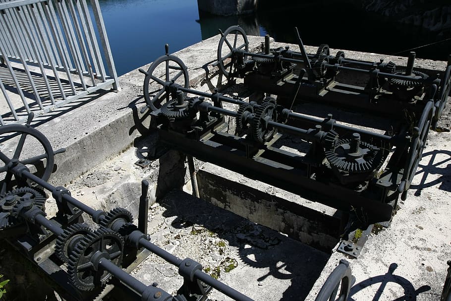 maszyny, zapora, stary, metal, transport, dzień, środek transportu, żadnych ludzi, Natura, maszyneria, woda, na dworze, wysoki kąt widzenia, statek morski, opuszczony, przestarzały, przemysł, światło słoneczne, pojazd lądowy, balustrada, architektura, koło, zawór maszyny, zrujnowany, 4K