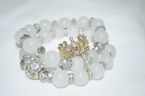vit, diamant-, studded, beaded, braceleton, yta, vit yta, tillbehör, armband, mudd, ringa, handgjort, Söt, Smycken, juvel, pärla, krona, diamant - ädelsten, lyx, dyrbar pärla, vit bakgrund, rikedom, pärla smycken, elegans, mode, skinande, vit färg, halsband, ädelsten, närbild, studio skott, inomhus, skönhet, inget folk, firande, dekoration, ljus, personligt tillbehör, silverfärgad, utsmyckad, bekostnad, 4K, CC0, offentligt domän, royaltyfria