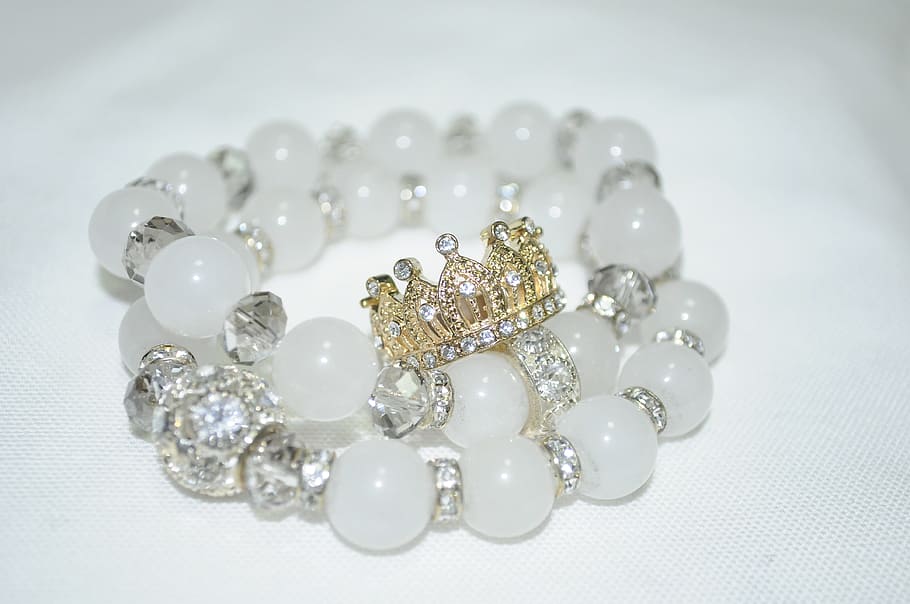 blanc, diamant, tachonats, perles, braçalet, superfície, superfície blanca, accessori, polsera, wristlet, anell, fet a mà, bonic, joieria, joia, corona, diamant - pedres precioses, luxe, joia preciosa, fons blanc, riquesa, joies de perles, elegància, moda, brillant, Color blanc, collaret, pedres precioses, primer pla, tir de l'estudi, a l'interior, bellesa, cap gent, celebració, decoració, accessori personal, color plata, ornamentat, despesa, 4K