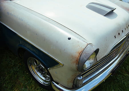 weißes klassisches Auto, Weiß, klassisches Auto, Auto, alt, altmodisch, Retro-Stil, Oldtimer, Transport, Landfahrzeug, obsolet, Antiquität, rostig, Chrom, Transportart, klassisch, Flugzeug, draußen, keine Leute, Tag, Nahansicht, Transportmittel, Metall, Kraftfahrzeug, High Angle View, stationär, verlassen, beschädigt, Scheinwerfer, Verschlechterung, silberfarben, 4K, CC0, gemeinfrei, lizenzfrei
