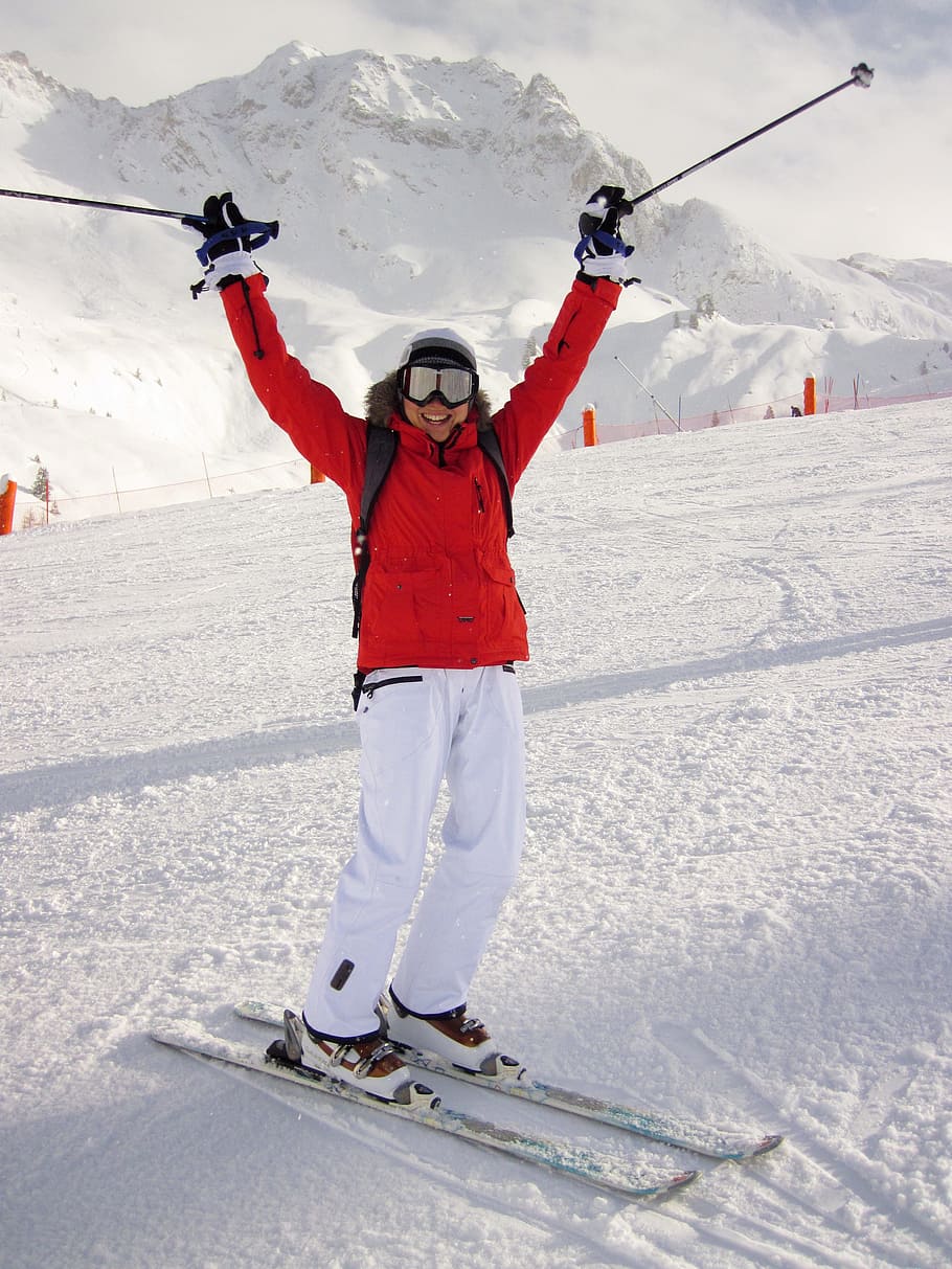 kold, sne, person, vinter, fedt nok, sjovt, lykkelig, is, bjerg, udendørs, stå på ski, sport, succes, kold temperatur, vintersport, fritidsaktivitet, bjergkæde, rigtige mennesker, en person, ferier, rejse, forfra, ferie, fuld længde, eventyr, natur, hvid farve, menneskelige arm, skiferie, varme tøj, lemmer, arme hævet, frihed, ski-wear, 4K