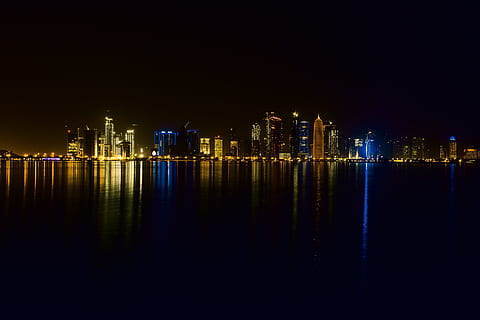 edificis lleugers, pres, nit, doha, qatar, mesquita, àrab, qatar, mesquita, viatjar, persa, horitzó, blau, referència, port, vaixell, reflexió, ciutat, mar, dhow, badia, arabia, a l'est, vespre, tarda, horitzó urbà, paisatge urbà, gratacels, escena urbana, il·luminat, arquitectura, aigua, estructura construïda, districte del centre de la ciutat, exterior de l'edifici, fosc, cel, lloc famós, edifici, paisatge, exterior d’edifici d’oficines, barri residencial, destinacions de viatge, naturalesa, davant del mar, cap gent, a l'aire lliure, modern, districte financer, vida nocturna, 5K, CC0, domini públic, lliure de regalies