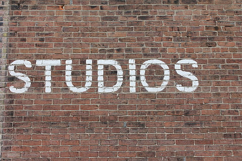 studio's tekst, bruin, stenen muur, studio's afdrukken, muur, studios, steen, oud, studio, tekst, communicatie, westers schrift, muur - bouwfunctie, architectuur, geen mensen, ingebouwde structuur, hoofdletter, een woord, teken, dag, volledig kader, buitenkant van het gebouw, patroon, detailopname, graffiti, getextureerde, bericht, 5K, CC0, publiek domein, royaltyvrij