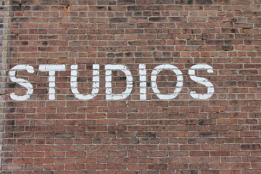 testo degli studios, Marrone, muro di mattoni, stampa di studios, parete, studios, mattone, vecchio, studio, testo, comunicazione, sceneggiatura occidentale, caratteristica della parete, architettura, nessuno, struttura costruita, lettera maiuscola, singola parola, cartello, giorno, fotogramma intero, esterno dell'edificio, modello, avvicinamento, graffiti, strutturato, Messaggio, 5K