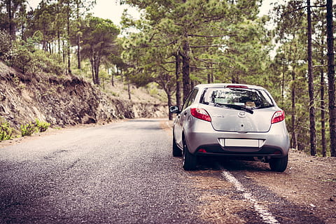 vehicle de plata, al costat, carretera asfaltada, durant el dia, càmera, cotxe, carretera, mazda, viatjar, diversió, conduir, vista, escena, viatge, vehicle, a l'aire lliure, carretera de cotxe, cotxe a la carretera, automàtic, transport, estil de vida, conducció de cotxes, viatge de carretera, automòbil, velocitat, cotxe de conducció, viatjant, bosc, sol, dom, festa, estiu, viatger, manera de transport, arbre, planta, vehicle terrestre, dia, naturalesa, cap gent, terra, escena no urbana, estacionari, medi ambient, el camí a seguir, 5K, CC0, domini públic, lliure de regalies