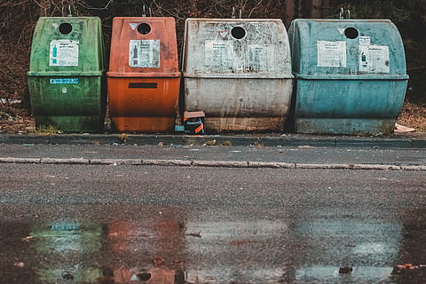 Fotoğraf, dört, renkli kompost çukurları, boş, yol, çeşitli renkteki kutular, geri dönüşüm, konteyner, çöp Kutusu, çöp, insansız, gün, paslı, metal, taşımacılık, açık havada, duvar inşa özelliği, Kutu, doğa, yan yana, iş, ıslak, üst üste, eski, natürmort, Su, 5K, CC0, kamu malı, telif ücretsiz