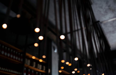 Bokeh Fotografie, Pendelleuchten, gedreht, ohne Titel, Licht, Bokeh, verwischen, Hintergrund, fujifilmxseries, fujinon, xf23mm, xe3, fujifilmru, Kaffee, Cafe, Straße, сочифорния, Schwarzes Meer, Sommer-, Strand, Himmel, Reise, draussen, Natur, beleuchtet, Nacht-, Lichtanlage, die Architektur, gebaute Struktur, keine Leute, Flachwinkelansicht, Stadt, Gebäudehülle, Elektrizität, draußen, glühend, Strassenlicht, Fokus auf den Vordergrund, Licht - natürliches Phänomen, elektrisches Licht, Unscharf gestellt, in einer Reihe, dunkel, 5K, CC0, gemeinfrei, lizenzfrei