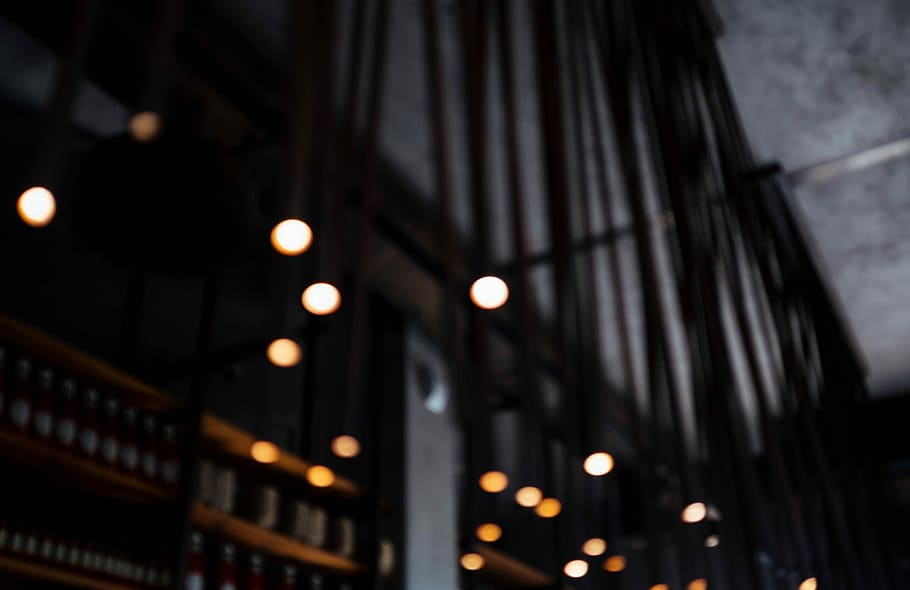 fotografia de bokeh, llums penjants, convertit, sense títol, llum, bokeh, borrós, fons, fujifilmxseries, fujinon, xf23mm, xe3, fujifilm, cafè, cafeteria, carrer, сочифорния, Mar Negre, estiu, platja, cel, viatjar, a l'aire lliure, naturalesa, il·luminat, nit, equips d’il·luminació, arquitectura, estructura construïda, cap gent, vista d’angle baix, ciutat, exterior de l'edifici, electricitat, brillant, llum del carrer, centrar-se en primer pla, llum - fenomen natural, llum elèctrica, defocated, en fila, fosc, 5K