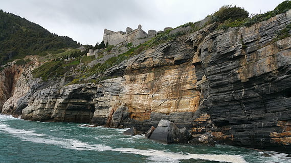 ligúria, mar, falésias, mar, falésias, penhasco, rock - objeto, montanha, natureza, agua, Rocha, terra, arquitetura, sólido, estrutura construída, destinos de viagem, formação rochosa, céu, ao ar livre, scenics - natureza, ninguém, movimento, beleza na natureza, dia, Mosteiro, 5K, CC0, domínio público, royalty free