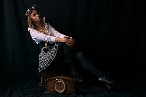 selectiv, fotografie color, femeie, purtare, alb, gulerat, Cu mânecă lungă, cămaşă, fustă, ședință, maro, de lemn, ceas, întuneric, portret, farmec, model, Steampunk, o persoana, femei, tânăr adult, Modă, adult, femei tinere, femeie frumoasă, frumuseţe, lungime totală, în interior, Fundal negru, studio shot, spațiu copie, îmbrăcăminte, păr, coafura, contemplare, 5K, CC0, domeniu public, fără drepturi de autor
