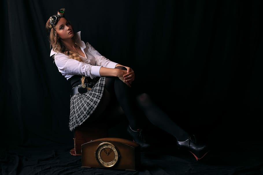 selectiu, fotografia en color, dona, portar, blanc, collar, Màniga llarga, samarreta, faldilla, assegut, marró, fusta, rellotge, foscor, retrat, encant, model, steampunk, una persona, dones, adult jove, moda, adult, dones joves, dona guapa, bellesa, longitud completa, a l'interior, fons negre, tir de l'estudi, còpia espai, roba, cabell, pentinat, fosc, contemplació, 5K