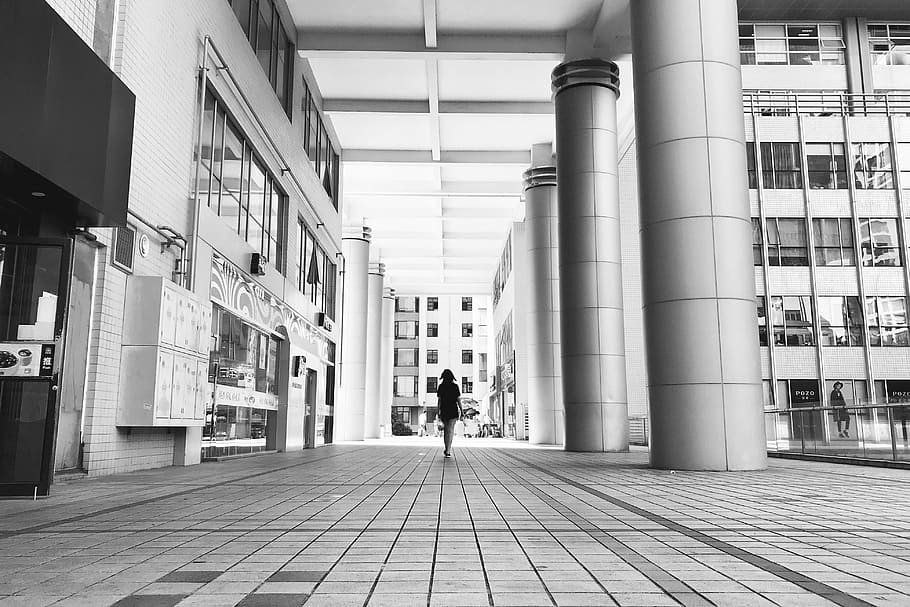 Gebäude, das Level von, gebaute Struktur, die Architektur, echte Menschen, Gebäudehülle, Frau, Lebensstile, Menschen, Gehen, architektonische Säule, Erwachsene, Tag, Männer, Richtung, in voller Länge, Rückansicht, der Weg nach vorn, Stadt, zufällige Menschen, Fliesenboden, 4K