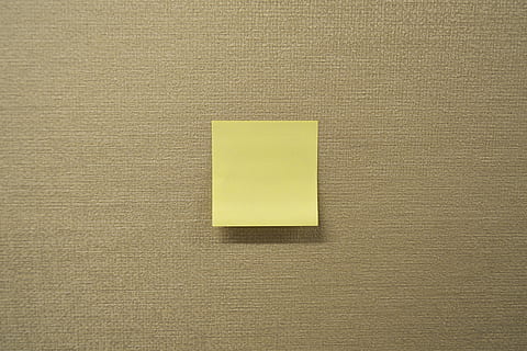 blankt klæbrigt papir, post-it note, Sticky note, Post-it, klæbrig, Bemærk, besked, klæbende noter, stolpe, gul, papir, påmindelse, memo, blank, tom, minde om, varsel, Husk, klistermærke, gøre, kontor, let, job, stof, aflukke, baggrund, selvklæbende notat, ingen mennesker, indendørs, tæt på, baggrunde, form, geometrisk form, tekstureret, firkantet form, træ - materiale, bord, kopiere plads, stilleben, meddelelse, design, note - besked, 4K, CC0, offentligt domæne, royaltyfrie