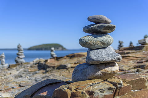 klipper, balance, zen, stak, harmoni, sten-, lempelse, stabilitet, vand, naturlig, fred, slap af, balancering, succes, blå, natur, klippe, solid, rock-objekt, zen-lignende, sten - objekt, fokus på forgrunden, rullesten, strand, ingen mennesker, ro, himmel, jord, skyfri himmel, udendørs, 5K, CC0, offentligt domæne, royaltyfrie