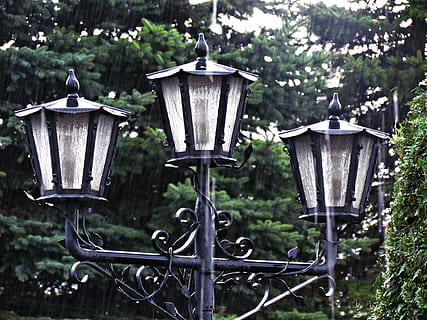 lanterne, lys, regn, belysning, gadelampe, den gamle By, mørket, fokus på forgrunden, dag, ingen mennesker, belysningsudstyr, natur, træ, plante, udendørs, metal, gadebelysning, gade, tæt på, jord, retro stylet, have, transportmidler, gammel, gaslys, park - mand skabt plads, elektrisk lampe, 4K, CC0, offentligt domæne, royaltyfrie