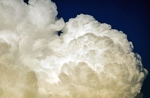 hvide nimbus skyer, skyer, himmel, aftenhimmel, skyer form, storm skyer, sky - himmel, flyvende, natur, cloudscape, ingen mennesker, Midt i luften, bevægelse, udendørs, luftfartøj, frihed, transportmidler, miljø, storm, skønhed i naturen, hvid farve, blødhed, vind, 4K, CC0, offentligt domæne, royaltyfrie