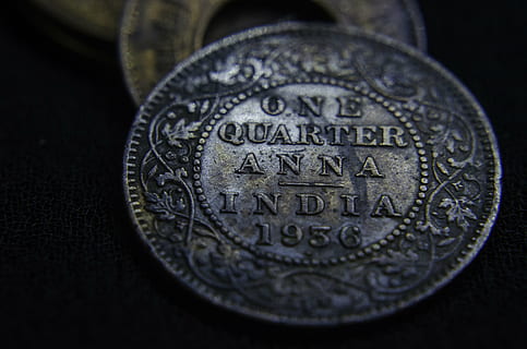 anna, trimestre, moneda, vell, Índia, antic, diners, Finances, negocis, text, riquesa, primer pla, guió occidental, sol objecte, estalvis, cap gent, a l'interior, finances i economia, nombre, finances i indústria de les empreses, economia, primer pla extrem, vista d’angle alt, enfocament selectiu, color plata, fons negre, consumisme, 4K, CC0, domini públic, lliure de regalies