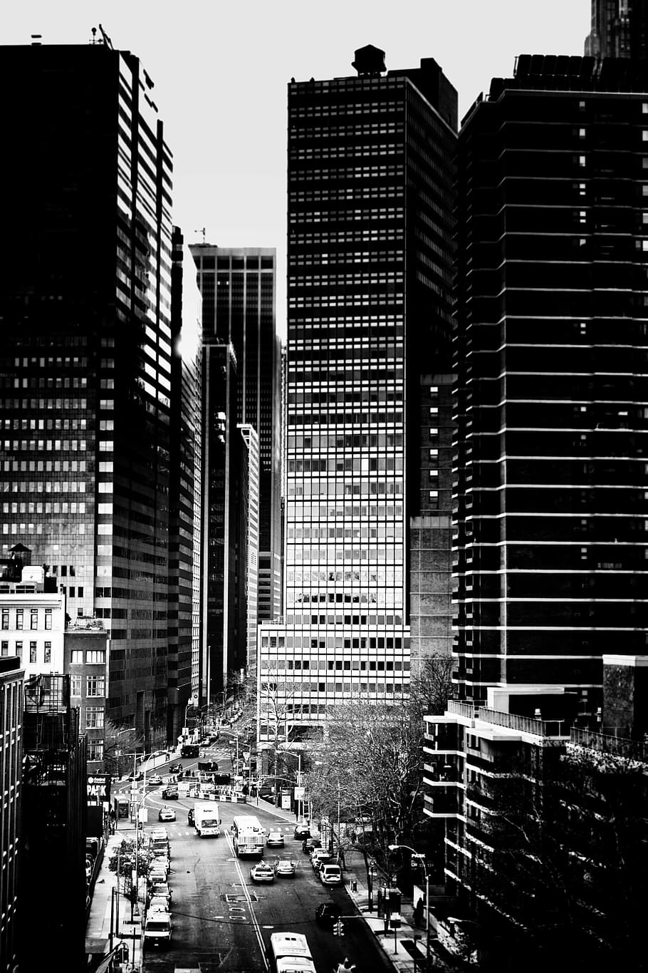fotografia en escala de grisos, cotxes, carretera, alt, edifici de pujada, cel, escala de grisos, foto, edifici de gran alçada, blanc i negre, nova York, escena urbana, gratacels, Manhattan - Nova York, EUA, ciutat, districte del centre de la ciutat, paisatge urbà, exterior de l'edifici, vida de ciutat, estructura construïda, arquitectura, edifici d'oficines, trànsit, horitzó urbà, monocroma, carrer, districte financer, edifici, manera de transport, automòbil, exterior d’edifici d’oficines, cotxe, transport, alta - alta, oficina, cap gent, vehicle terrestre, modern, naturalesa, a l'aire lliure, 5K