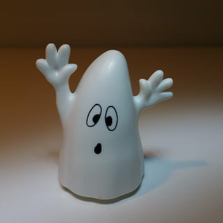 fantasma, susto, assustador, dentro de casa, representação, cor branca, arte e Artesanato, ainda vida, comunicação, mesa, fechar-se, representação humana, criatividade, ninguém, texto, roteiro ocidental, visão de alto ângulo, cerâmica, tiro do estúdio, focar em primeiro plano, sorridente, rosto sorridente antropomórfico, 2K, CC0, domínio público, royalty free