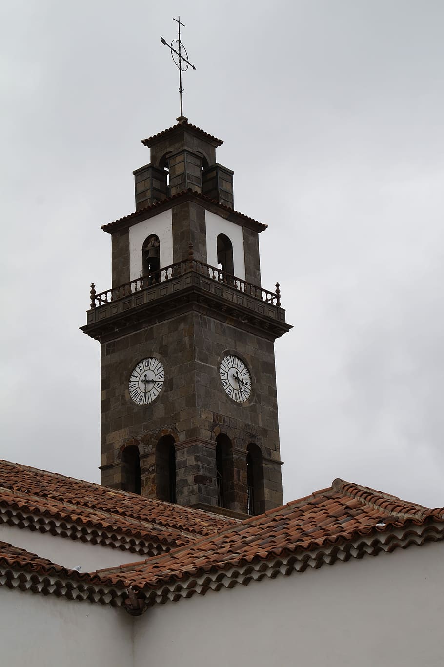 middelhavet, tårn, klokke tårn, tenerife, historisk, arkitektur, kirke, himmel, Kristendom, tro, hus for tilbedelse, Middelhavet flair, katolsk, bygning, religion, gammel by, Kanariske øer, Spir, tagene, kryds, store, tag, bygning udvendig, lav vinkel visning, bygget struktur, sted for tilbedelse, natur, sky - himmel, spiritualitet, ingen mennesker, dag, tid, ur, tagsten, 5K
