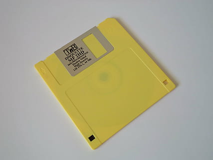 disk, komputer, ingatan, kuning, dalam ruangan, tembakan studio, tidak ada orang, komunikasi, objek tunggal, catatan perekat, catatan, latar belakang putih, teks, merapatkan, menyalin ruang, peringatan, aksara barat, teknologi, bisnis, memotong, tampilan sudut tinggi, latar belakang abu-abu, dokumen, sekelompok kecil benda, 4K, CC0, domain publik, bebas royalti