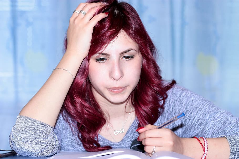 žena, nošení, šedá, prostorově zbarvená mikina na lopatky, hospodářství, modrý, kuličkové pero, čtení, rezervovat, studie, dívka, psaní, notebook, učení se, portrét, jedna osoba, účes, mladého dospělého, uvnitř, krása, čelní pohled, ženy, střela do hlavy, dlouhé vlasy, dospělý, vlasy, zrzka, krásná žena, Mladá žena, hledá, emoce, neformální oblečení, obarvené vlasy, barvené rudé vlasy, teenager, rozjímání, 4K