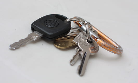 usava, veículo volkswagen, chave, auto, gancho de engate, chave da porta, vw, metal, segurança, chaveiro, ainda vida, dentro de casa, revólver, protecção, fechar-se, visão de alto ângulo, crime, ninguém, arma de fogo, tiro do estúdio, cor preta, mesa, comunicação, fundo branco, placa, equipamento elétrico, 2K, CC0, domínio público, royalty free