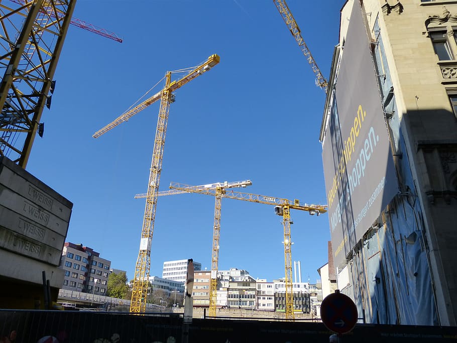 giallo, gru a torre, mezzo, città, posto, costruire, mestiere, lavoro, lavori di costruzione, baukran, gru, ferro, lottare, impalcatura, metallo, architettura, macchinario, gru - macchine edili, Inquadratura dal basso, industria, struttura costruita, sviluppo, cielo, industria di costruzioni, cielo sereno, esterno dell'edificio, natura, blu, sito di costruzione, giorno, luce del sole, nessuno, costruzione, all'aperto, trasporto merci, attrezzatura da costruzione, calcestruzzo, equipaggiamento industriale, 4K
