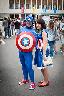 comicon, comix, Neapel, Gruppe von Leuten, echte Menschen, Frau, in voller Länge, Tag, die Architektur, Menschen, Stadt, Lebensstile, Erwachsene, Stehen, Männer, Mädchen, Kind, Freizeitbeschäftigung, gebaute Struktur, Blau, junge Frau, Gebäudehülle, Legere Kleidung, 5K, CC0, gemeinfrei, lizenzfrei
