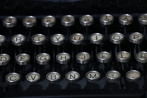 letra, máquina de escribir, texto, escribir, literatura, redacción, palabras, frases, antiguo, anticuado, estilo retro, obsoleto, escritura, tecnología, en una fila, de cerca, adentro, nadie, carta, alfabeto, antecedentes, maquinaria, número, enfoque selectivo, naturaleza muerta, letra mayúscula, fotograma completo, escritura occidental, teclado, presionar el botón, llave de computadora, 1080P, CC0, dominio público, libre de derechos