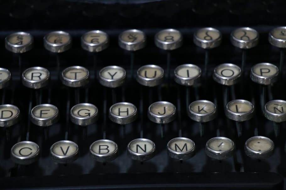 lletres, màquina d’escriure, text, escriure, literatura, redacció, paraules, frases, vell, passat de moda, antiguitat, estil retro, obsoleta, tecnologia, en fila, primer pla, a l'interior, cap gent, carta, alfabet, fons, maquinària, nombre, enfocament selectiu, natura morta, lletra majúscula, marc complet, guió occidental, teclat, polsador, clau d’ordinador, 1080P