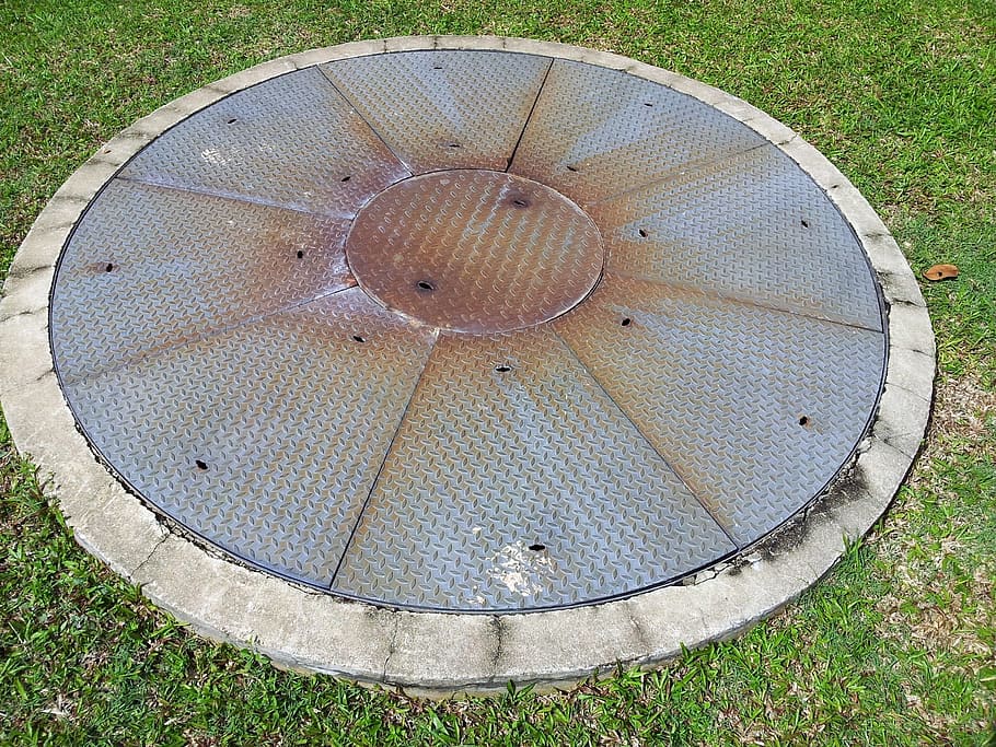 drenar, home, forat, rodó, forma, forat de l'home, servei, a l'aire lliure, cercle, naturalesa, herba, cap gent, dia, primer pla, un animal, vista d’angle alt, forma geomètrica, planta, camp, patró, terra, metall, disseny, boca d'aigua, color verd, vell, directament a sobre, equip de joc a l'aire lliure, 1080P