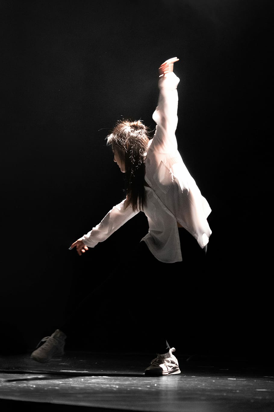 dona, blanc, ballarina de camisa, etapa, dona ballant, ballet, ballant, dansa escènica, dansa, cos, rendiment, punt de mira, ballarina, fosc, moviment, pose, entrenador, modern, femella, senyora, noia, camisa blanca, morena, longitud completa, cultura i entreteniment artístic, habilitat, una persona, escenari - espai de rendiment, equilibri, Ballarí de ballet, esdeveniment d’arts escèniques, a l'interior, vitalitat, dones, fons negre, a l'aire, persones reals, pentinat, braç humà, 4K