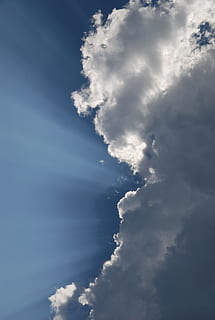 lumina soarelui, soare, razele radiculare, cer, nori, în aer liber, pitoresc, liniştit, stratosferă, atmosfera, înalt, vreme, meteorologie, Cloudscape, vedere, mediu inconjurator, natură, ușoară, rază, nor - cer, vedere unghiulară joasă, frumusețe în natură, nici o persoana, scenice - natura, zi, liniște, o scenă liniștită, albastru, culoare alba, idilic, pufos, fundaluri, 2K, CC0, domeniu public, fără drepturi de autor