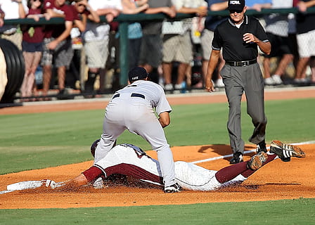 baseball, terza base, giocare, gioca al terzo, arbitro, arbitro di baseball, la chiamata dell'arbitro, Giocatori, concorrenza, orizzontale, Atletica, infield, sport, campo, sporco, terzo, gioco, azione, baseball del college, funzionario sportivo, spettatori, baseball - sport, palla da baseball, giocatore di baseball, giocando, campo da gioco, all'aperto, sport competitivo, base, Lega giovanile, sport di squadra, sport e fitness, colpire, stadio, squadra sportiva, gruppo di persone, persone, atleta, persone reali, uomini, capi di abbigliamento, uniforme sportiva, persone accessorie, batting, movimento, stili di vita, folla, spettatore, attività sportiva, arto umano, partita - sport, 1080P, CC0, dominio pubblico, privo di copyright