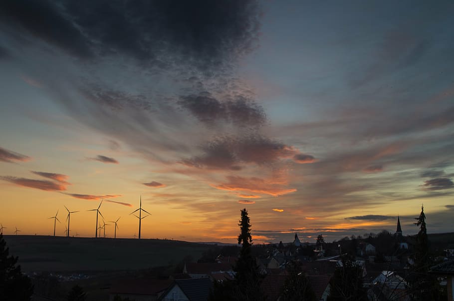 silueta, molins de vent, daurat, hores, vent, turbines, arbres, vespre, molí de vent, estructura, fosc, posta de sol, cases, poble, terrats, arbre, cel, núvols, estructura construïda, arquitectura, núvol - cel, exterior de l'edifici, cap gent, color taronja, escenics, generació de combustible i energia, turbina, escenics - natura, aerogenerador, naturalesa, medi ambient, bellesa a la natura, conservació del medi ambient, energia renovable, energia alternativa, energia eòlica, a l'aire lliure, recursos sostenibles, Font d'alimentació, 4K