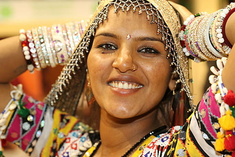 dona, portar, bufanda d'or, groc, negre, rosa, verd, superior, Índia, ballarina, folklore, dansa, colorit, tradició, cultures, dones, ballant, gent, cultura indígena, somrient, cultura brasilera, roba tradicional, Brasil, femelles, tirada al cap, retrat, adult, dona guapa, una persona, felicitat, emoció, bellesa, primer pla, joieria, centrar-se en primer pla, vista frontal, adult jove, celebració, mirant la càmera, 5K, CC0, domini públic, lliure de regalies