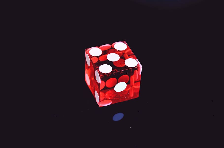 6-seitig, sterben, anzeigen, 5, schließen, Foto, rot, Weiß, Würfel, Kasino, zocken, Reflexion, Glas, Las Vegas, Spiel, transparent, fünf, Punkte, Quadrat, Kristall, Innere, Innerhalb, Schweden, schwarzer Hintergrund, Studioaufnahme, drinnen, Gesundheitswesen und Medizin, keine Leute, Kunst, Kultur und Unterhaltung, kopieren sie platz, Freizeitspiele, Nahansicht, ausgeschnitten, Gelegenheit, Glücksspiel, Pille, Medizin, Glück, Würfelform, Dosis, dunkel, Blisterpackung, 2K