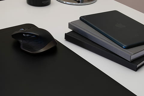 negre, gris, sense fils, ratolí, catifa del ratolí, llibres, Ratolí de l'ordinador, al costat, cas del dvd, escriptori, taula, oficina, poma, ipad, tecnologia, color negre, a l'interior, natura morta, tir de l'estudi, tecnologia sense fils, cap gent, vista d’angle alt, connexió, primer pla, tauleta digital, equipament, telèfon intel·ligent, còpia espai, equips informàtics, grup d'objectes, comunicació, accessori personal, 5K, CC0, domini públic, lliure de regalies