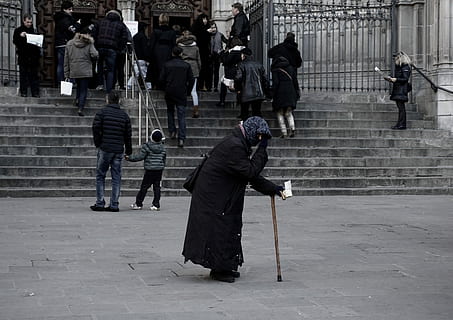 donna, nero, vestito, detenzione, Marrone, a piedi, canna, strada, utilizzando, persona, bastone da passeggio, passaggi, anziano, Chiesa, signora, città, vecchio, persone reali, architettura, lunghezza intera, persone, gruppo di persone, uomini, stili di vita, donne, struttura costruita, attività di svago, giorno, adulto, temi fotografici, abbigliamento casual, esterno dell'edificio, attività, all'aperto, fotografo, 5K, CC0, dominio pubblico, privo di copyright