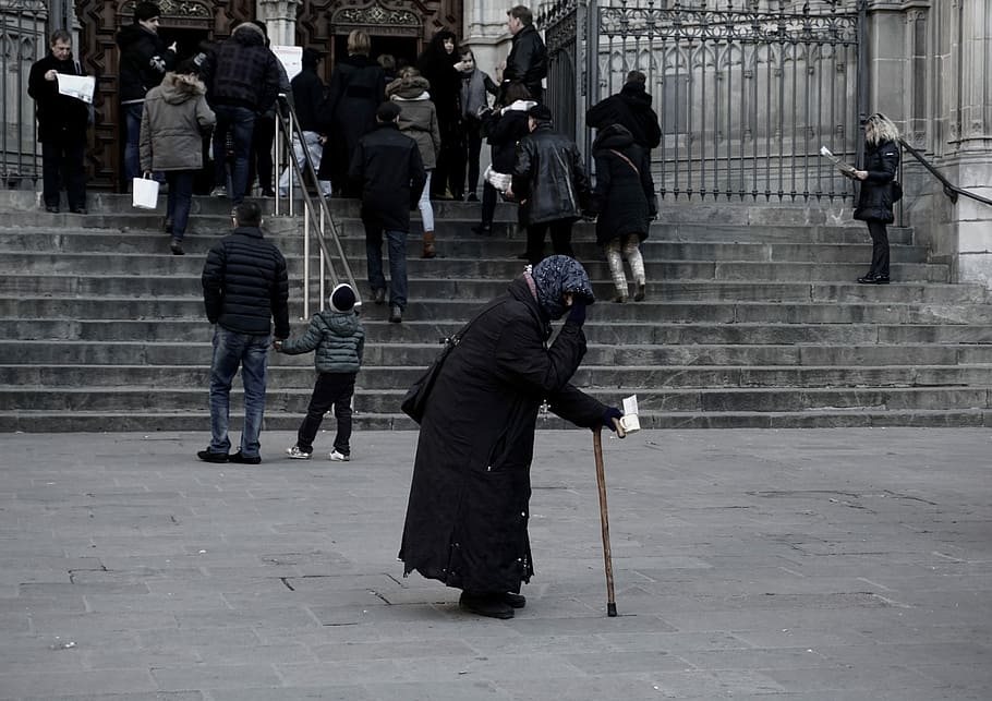 donna, nero, vestito, detenzione, Marrone, a piedi, canna, strada, utilizzando, persona, bastone da passeggio, passaggi, anziano, Chiesa, signora, città, vecchio, persone reali, architettura, lunghezza intera, persone, gruppo di persone, uomini, stili di vita, donne, struttura costruita, attività di svago, giorno, adulto, temi fotografici, abbigliamento casual, esterno dell'edificio, attività, all'aperto, fotografo, 5K