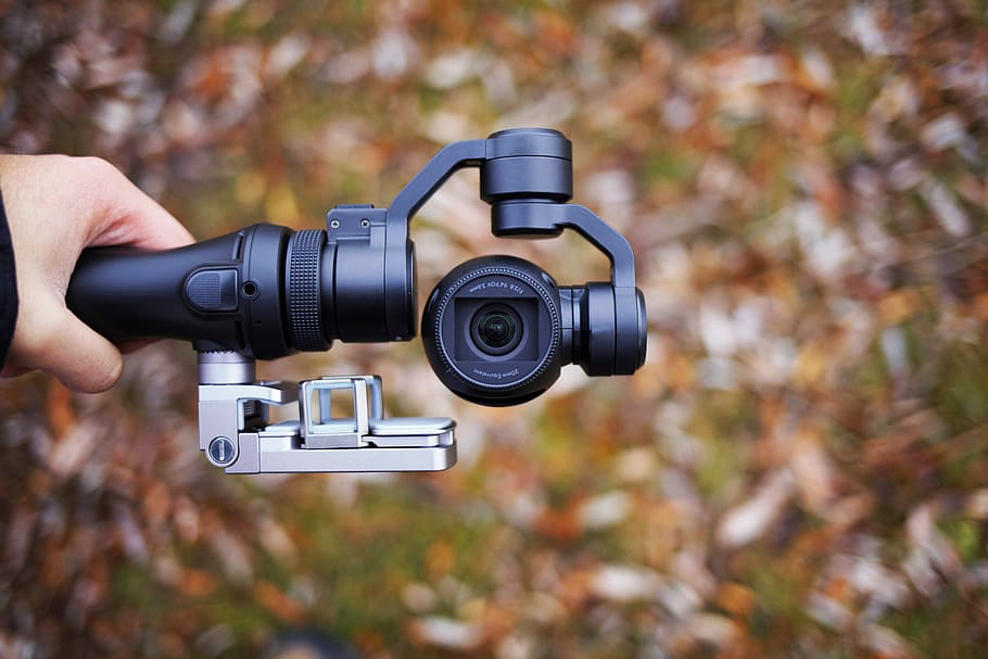 dji osmo, persona, celebració, negre, selfie, pal, càmera, lent, cardanal, tecnologia, equipament, fulles, producte, electrònica, osmo, dji, mà humana, temes de fotografia, mà, part del cos humà, una persona, càmera - equip fotogràfic, centrar-se en primer pla, fotografiar, persones reals, equip fotogràfic, activitat, càmera digital, activitat d'oci, estils de vida, tardor, ocupació, dit, fotògraf, canvi, càmera slr, 5K